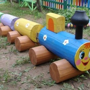 Паровоз из брёвен на даче