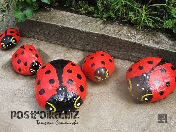 Божи коровки из камней в саду у дома