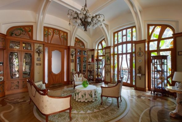 Гостиная с арочными колонами в стиле арт-нуво