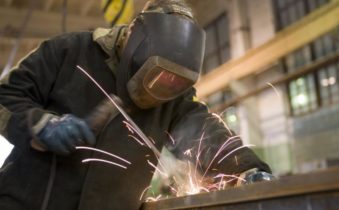 Мастер работает со сваркой